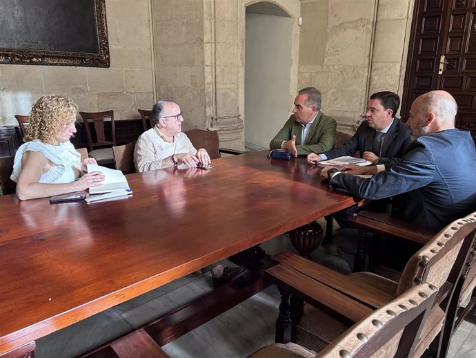 Reunión del Gobierno municipal con los grupos de la oposición para abordar la limitación de las viviendas de uso turístico en Sevilla.