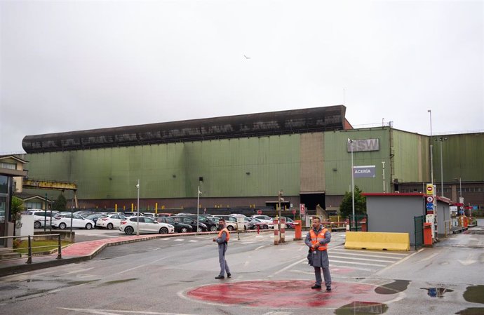 Archivo - Fábrica de la empresa Global Steel Wire (GSW), a 9 de junio de 2022, en Santander, Cantabria (España).