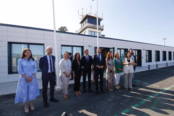 El ministro de Transportes y Movilidad Sostenible, Óscar Puente (sexto por la izda.), en su visita al Aeropuerto de Córdoba.