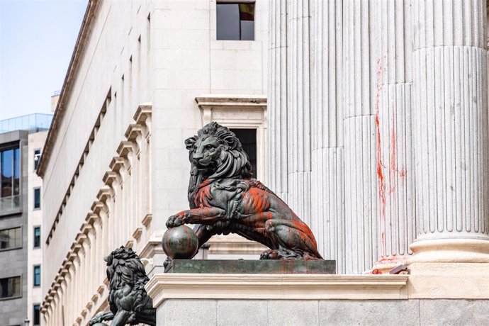 Archivo - Uno de los leones del Congreso de los Diputados teñido con pintura roja por activistas de Futuro Vegetal y Rebelión Científica, a 30 de marzo de 2023, en Madrid (España).