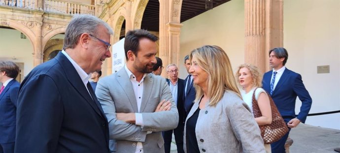 El presidente del PP de Asturias, Álvaro Queipo, conversa con compañeros de partido en la reunión del PP en Salamanca.