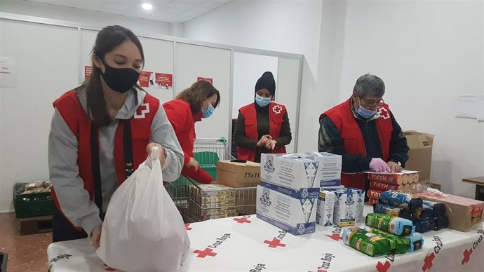 Archivo - Reparto de comida de Cruz Roja.