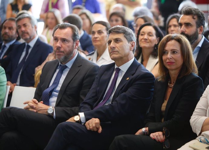 Rocío Díaz (dcha.) junto al presidente de Aena, Maurici Lucena (centro), y Óscar Puente (izda.), en el acto inaugural de la ampliada terminal del Aeropuerto de Córdoba.