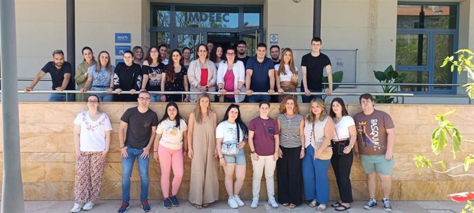 La concejal delegada de Economía y Empleo y presidenta del Imdeec, Blanca Torrent (centro), junto a participantes en el curso.