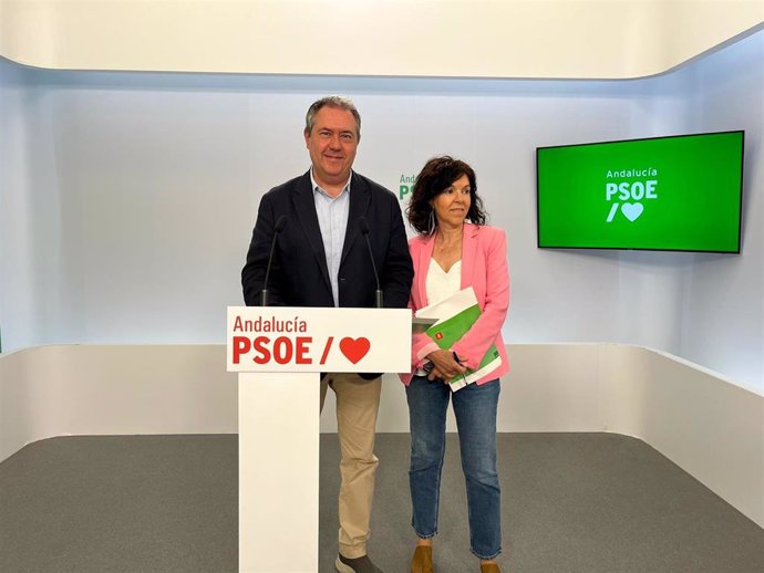 El secretario general del PSOE-A, Juan Espadas, y la portavoz en Sanidad, María Ángeles Prieto, este lunes en rueda de prensa.