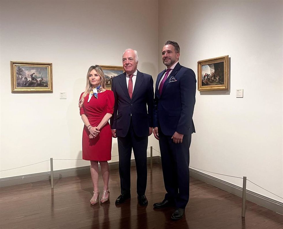 El director general de Fundación Ibercaja, José Luis Rodrigo, la directora del Museo Goya, May Forcén, y el director de la Fundación Santamarca y de San Ramón y San Antonio, Ignacio Olmos, junto a parte de las obras incorporadas.