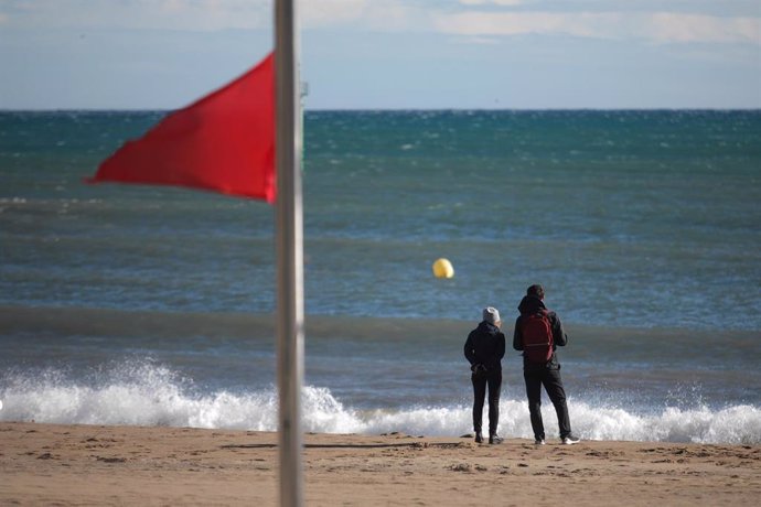 Archivo - Bandera roja a causa del temporal en la playa de la Barceloneta, en una imagen de archivo