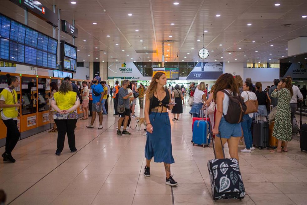 Archivo - Viajeros en el interior de la estación de Barcelona Sants.