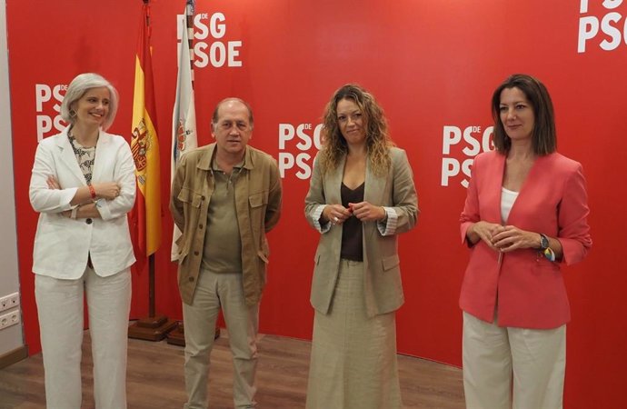 El responsable de Facenda Pública e Autogoberno del PSdeG, Xoaquín Fernández Leiceaga, junto a la secretaria de Organziación adjunta del PSdeG, Ana Pena, y las diputadas Patricia Iglesias y Lara Méndez