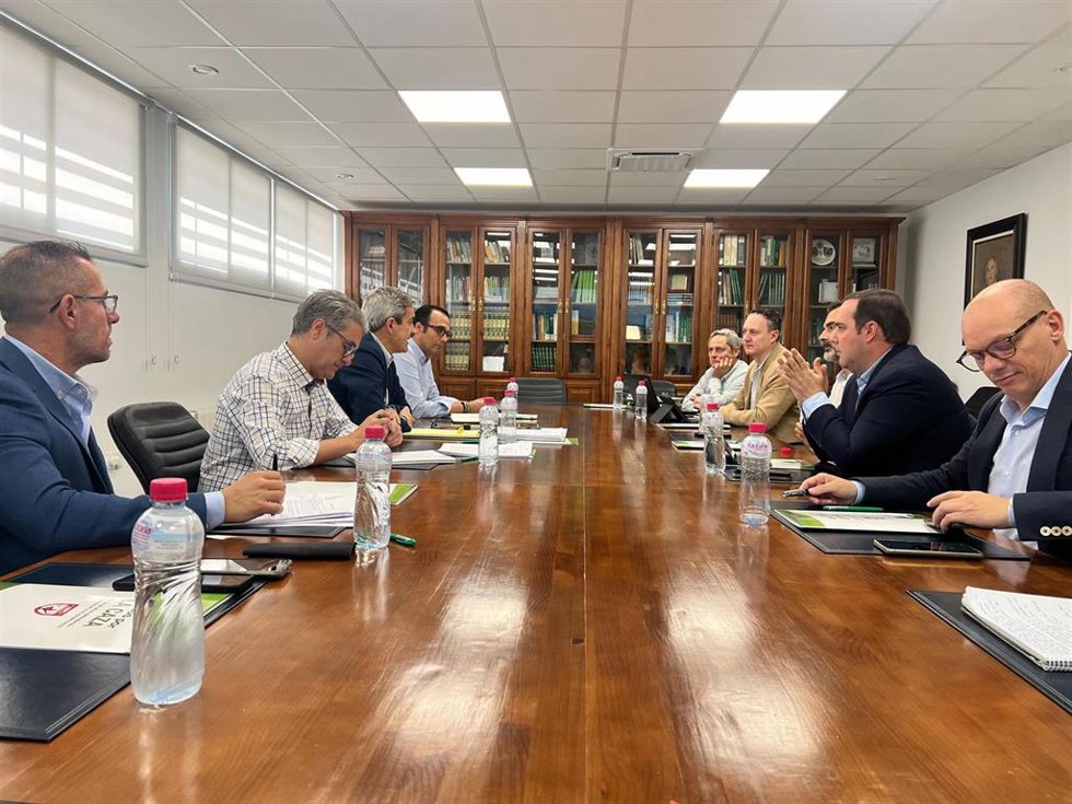 Reunión del consejero de Sostenibilidad, Medio Ambiente y Economía Azul, Ramón Fernández Pacheco, con la Federación Andaluza de Caza.