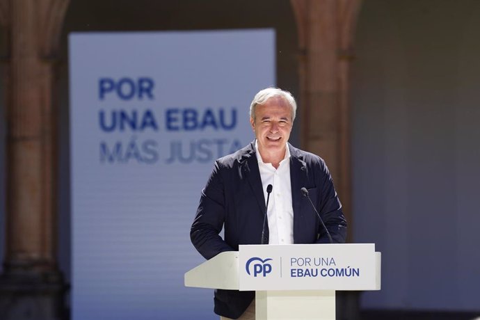 El presidente del Gobierno de Aragón, Jorge Azcón, interviene durante  el acto del PP para abordar la EBAU única