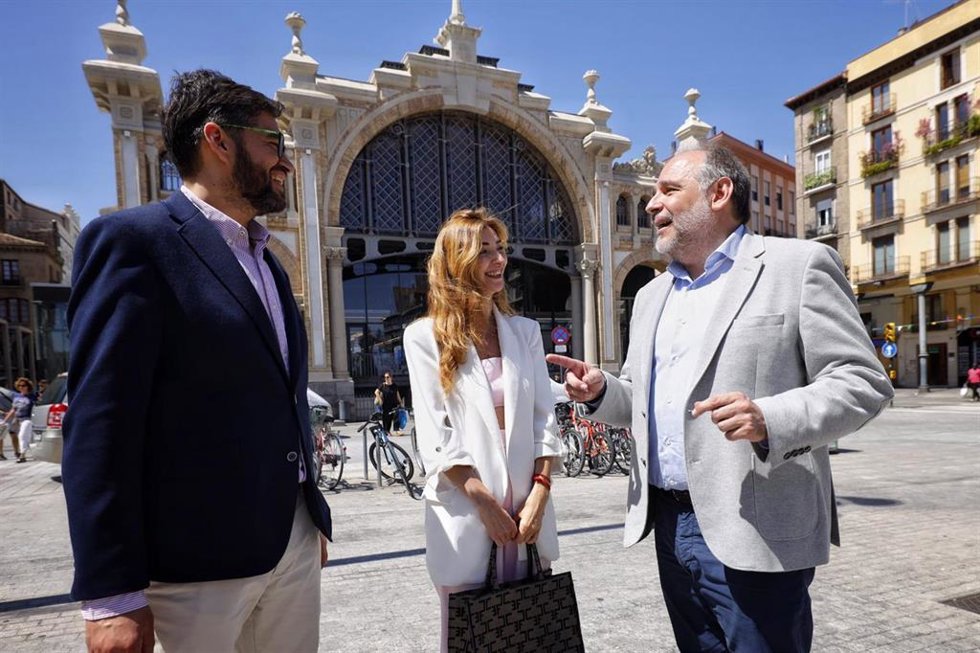 Alfonso Mendoza conversa con Genel Romero y Armando Martínez frente al Mercado Central de Zaragoza