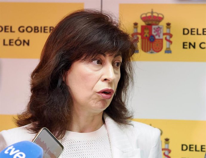 La ministra de Igualdad, Ana Redondo, atiende a los medios de comunicación tras su reunión con representantes del colectivo LGTBI de Castilla y León, en la Delegación del Gobierno en Valladolid.