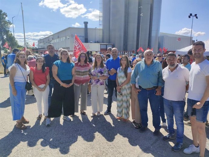 Miembros del PSOE durante la concentración de los trabajadores de Río Tinto Plásticos en El Campillo (Huelva).