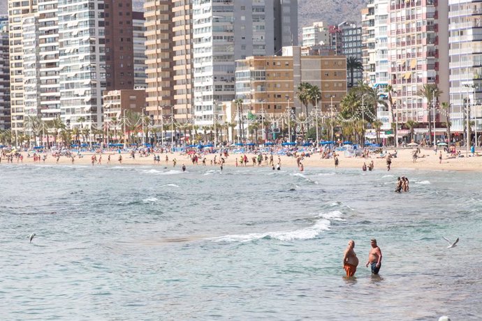 Archivo - Numerosas personas se bañan y toman el sol en la playa de Poniente, a 11 de marzo de 2023, en Benidorm, Alicante, Comunidad Valenciana (España).  