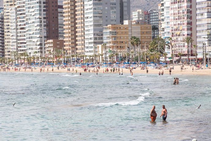 Archivo - Numerosas personas se bañan y toman el sol en la playa de Poniente, a 11 de marzo de 2023, en Benidorm, Alicante, Comunidad Valenciana (España).  