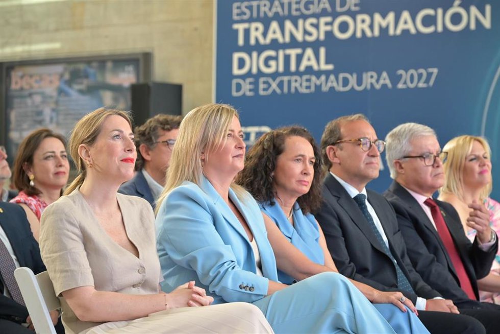 La presidenta de la Junta de Extremadura, María Guardiola, junto a otras autoridades en la presentación de la Estrategia de Transformación Digital de Extremadura (ETDE)