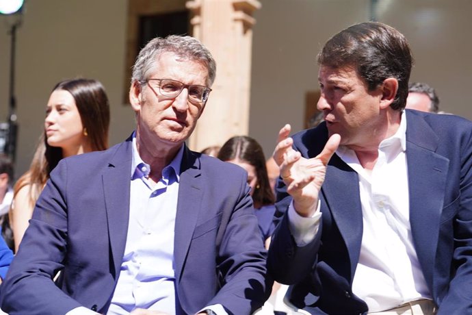 El presidente del Partido Popular, Alberto Núñez Feijóo (i), y el presidente de la Junta de Castilla y León, Alfonso Fernández Mañueco (d), conversan a su llegada a una reunión para abordar la EBAU en Salamanca.