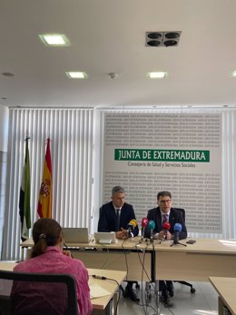 El director gerente del Servicio Extremeño de Salud (SES), Jesús Vilés, y el subdirector de Cuidados y Humanización de la Asistencia del SES, José María Villa, en rueda de prensa