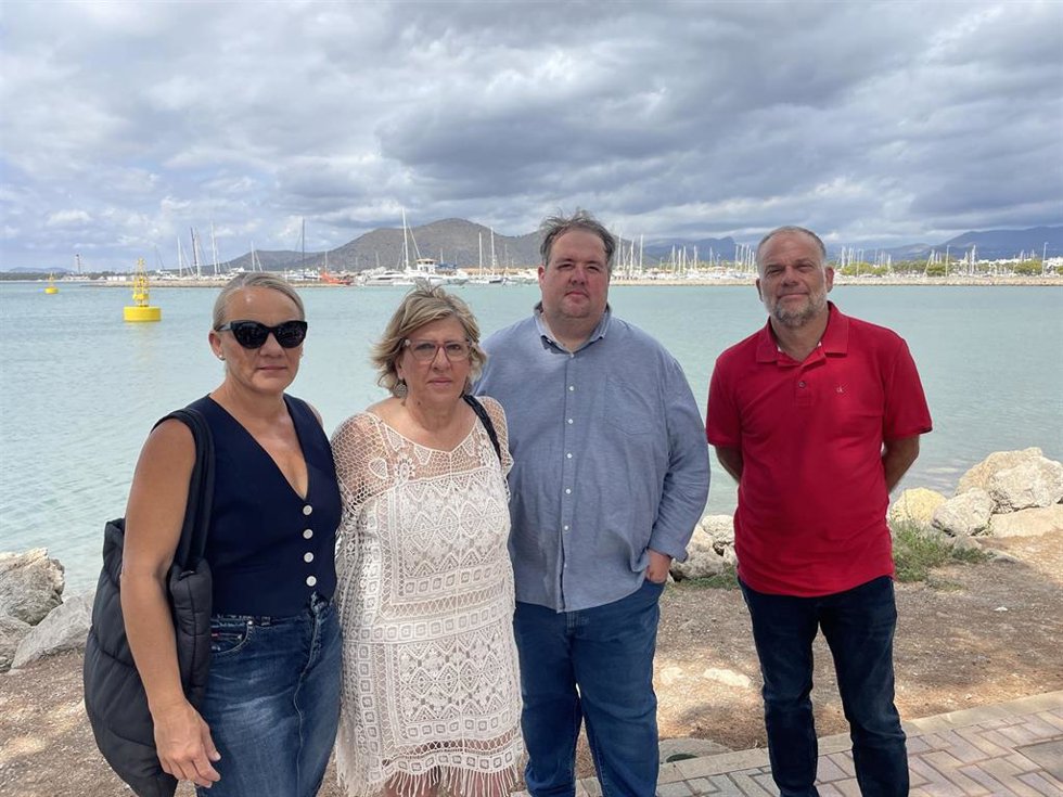Representación socialista de Alcúdia junto al diputado Lloren Pou.