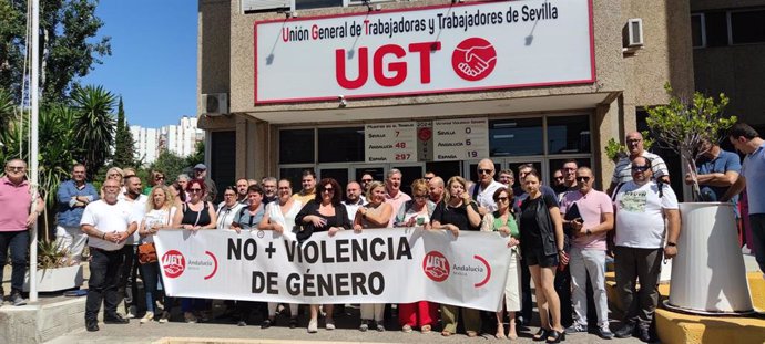 Concentración este lunes frente a las puertas de UGT-A en Sevilla.