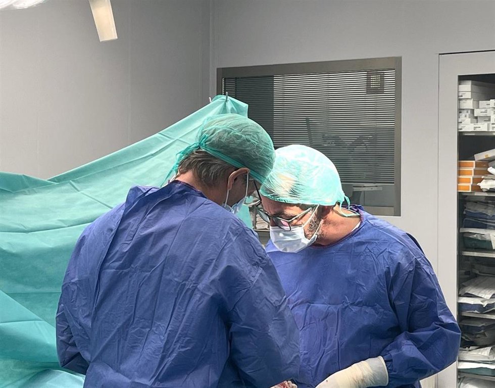 Los doctores Pablo Navarro (de espaldas) y Fernando Mozo en quirófano.
