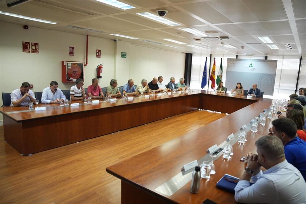 Firma del convenio entre Acerinox y el comité de empresa con la presencia de la consejera de Empleo, Rocío Blanco.