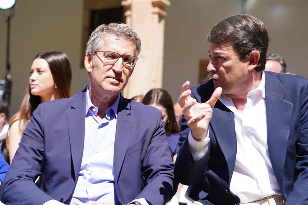 El presidente del Partido Popular, Alberto Núñez Feijóo (i), y el presidente de la Junta de Castilla y León, Alfonso Fernández Mañueco (d), conversan a su llegada a una reunión para abordar la EBAU única, a 1 de julio de 2024, en Salamanca.