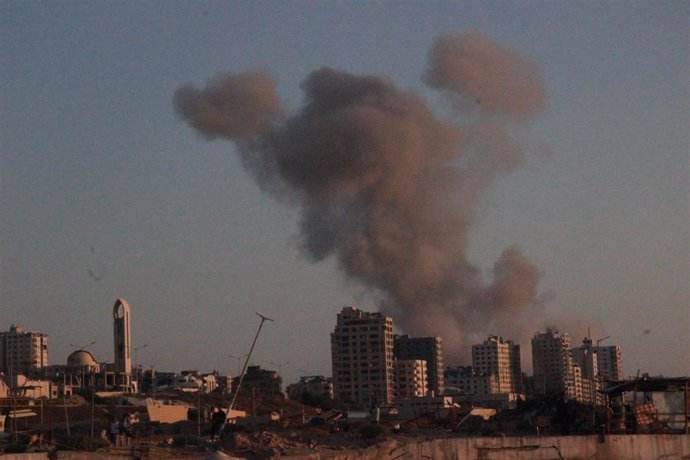 Columna de humo tras un bombardeo del Ejército de Israel contra la ciudad de Gaza, en el norte de la Franja (archivo)