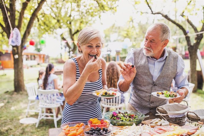 Archivo - Expertos recomiendan cuidar la alimentación y la hidratación de personas con Alzheimer para evitar golpes de calor