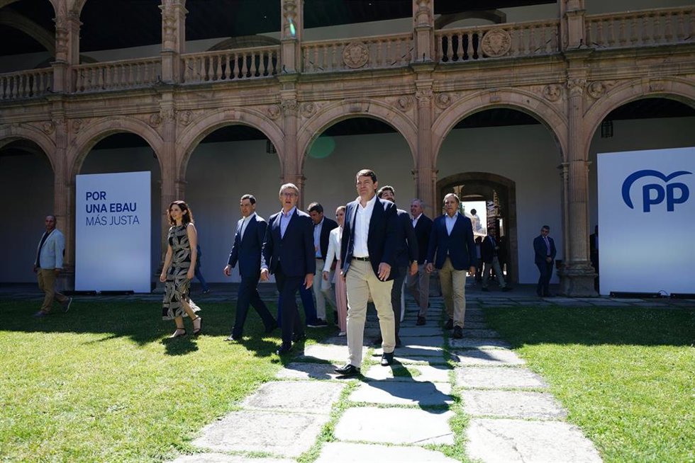 (I-D) La presidenta de la Comunidad de Madrid, Isabel Díaz Ayuso; el presidente de la Junta de Andalucía, Juanma Moreno; el presidente del Partido Popular, Alberto Núñez Feijóo, y el presidente de la Junta de Castilla y León, Alfonso Fernández Mañueco, 