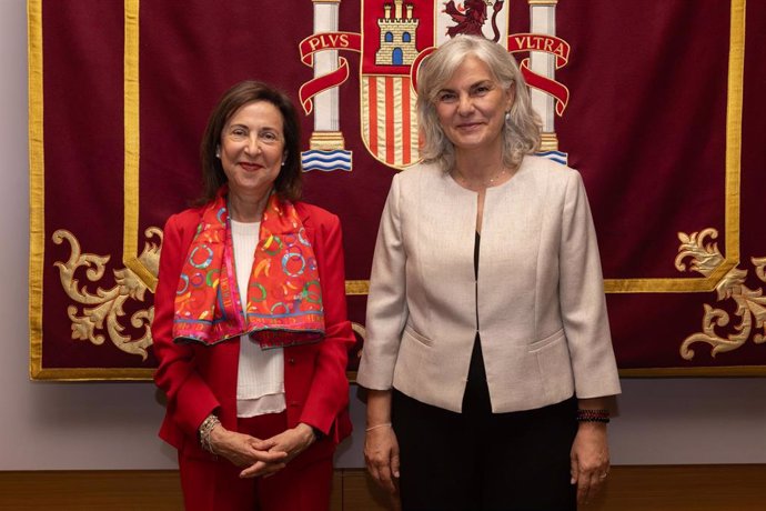 Margarita Robles preside la toma de posesión de su nueva directora de gabinete, Mercedes Gómez.