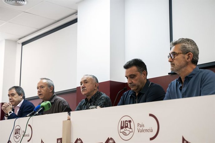 (E-D) El secretari general d'UGT FICA, Mariano Foia; el secretari general d'UGT-PV, Ismael Sáez; el secretari general d'UGT, Pepe Álvarez; el secretari general d'UGT-Catalunya, Matias Carnero; i el d'UGT FICA PV, Daniel Argente