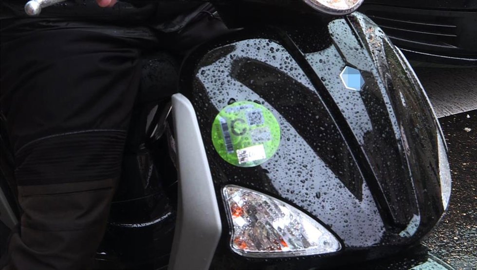 Archivo - Una moto con un distintivo ambiental de la Dirección General de Tráfico (DGT) de tipo C