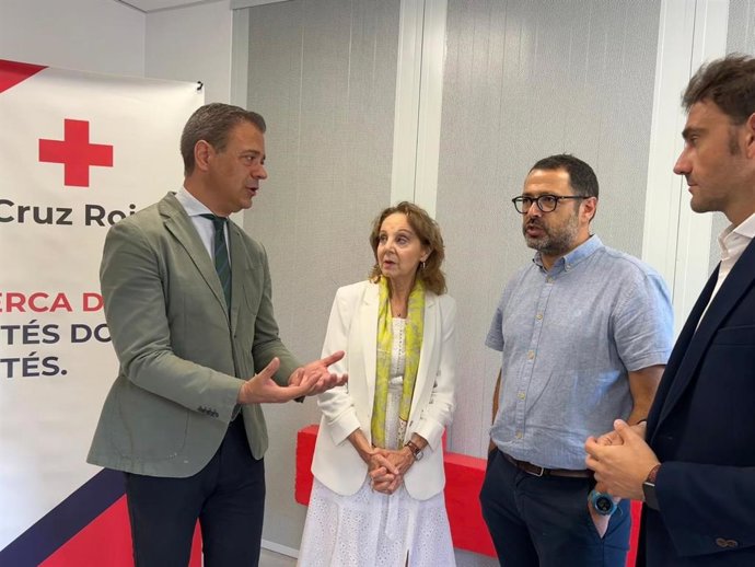 El consejero Marcos Ortuño dialoga con María Teresa Sánchez y Juan Antonio Balsalobre, presidenta y coordinador de personas refugiadas y cooperación al desarrollo de Cruz Roja en la Región y el director general de Acción Exterior, Juan José Almela
