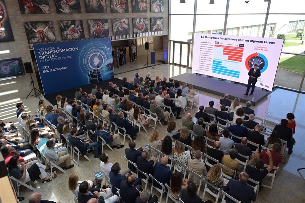 Presentación de la Estrategia de Transformación Digital de Extremadura (ETDE) que ha tenido lugar en el Centro de Cirugía de Mínima Invasión de Cáceres
