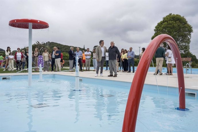 El alcalde de Camargo, Diego Movellán, inaugura la reforma de las piscinas municipales del citado pueblo