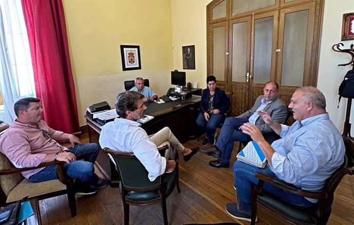 Reunión entre representantes del Ayuntamiento de San Miguel y el Cabildo de Tenerife para abordar la construcción de un depósito de agua y un punto limpio