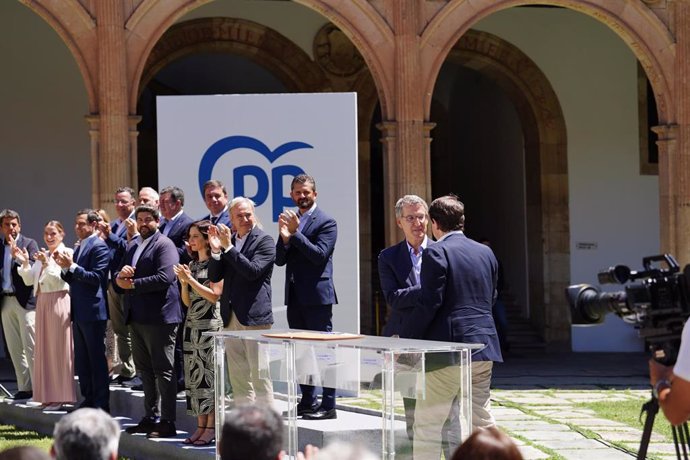 El presidente del PP, Alberto Núñez Feijóo (2d), junto al presidente de Castilla y León, Alfonso Fernández Mañueco (1d), se dan la manos tras una reunión para abordar la EBAU única.
