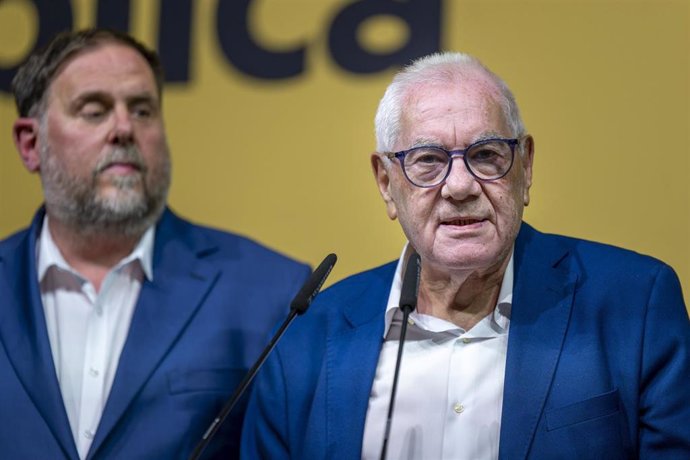 Archivo - El candidato de ERC a la Alcaldía de Barcelona, Ernest Maragall (d), durante el seguimiento de la jornada electoral en la sede de ERC, a 28 de mayo de 2023, en Barcelona, Cataluña  (España). 