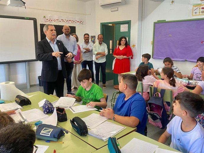 El delegado territorial de Desarrollo Educativo y Formación Profesional de la Junta, José Francisco Viso (izda.), visita el CEIP San Francisco Solano de Montilla.
