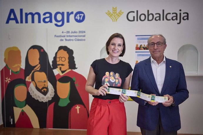 El presidente de Globalcaja, Mariano León, durante la reunión con la directora del Festival, Irene Pardo.