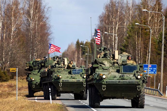 Archivo - May 8, 2022 - Finland - U.S. Army Capt. Denis Majewski, Outlaw Troop Commander assigned to 4th Squadron, 2d Cavalry Regiment, leads his convoy in a tactical road march from Niinisalo Training Area, Finland, May 8, 2022. Exercise Arrow is an annu