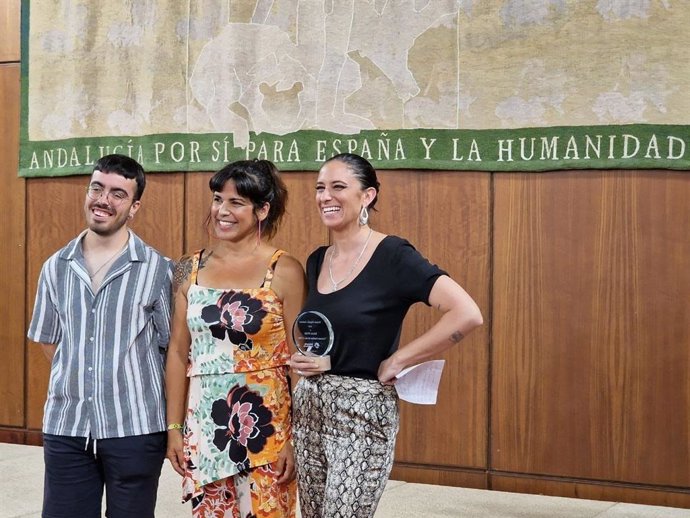 La portavoz de Adelante Andalucía, Teresa Rodríguez, este lunes entre Qurro Camacho y María Peláe, galardonados con los premios Orgullo que concede este partido.