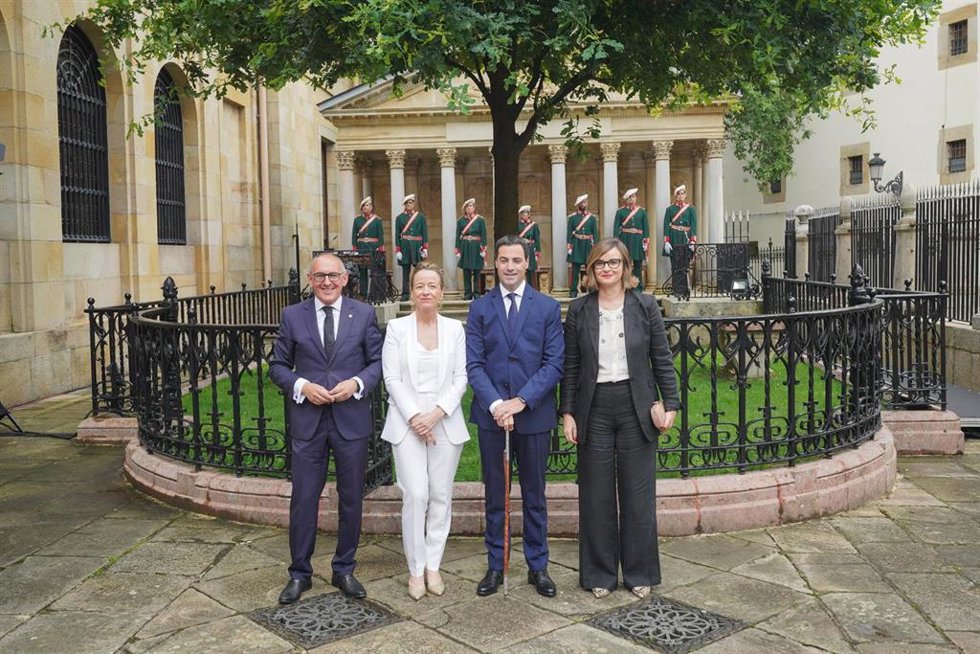 Los diputados generales de Álava, GipuzkoayBizkaia, Ramiro González (1i), Eider Mendoza (2i) y Elixabete Etxanobe (1d), durante la toma de posesión de Imanol Pradales (2d) como lehendakari