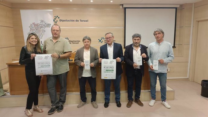 El presidente de la DPT, Joaquín Juste, el  presidente de la Asociación CIT , Juan Carlos Escuder, y el diputado Delegado del área de Desarrollo Territorial de la Diputación, Javier Ciprés, entre otros participantes en la presentación del convenio