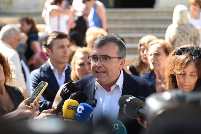 El subdelegado del Gobierno en Granada, José Antonio Montilla, atiende a los medios durante la concentración por los crímenes machistas en Zafarraya.