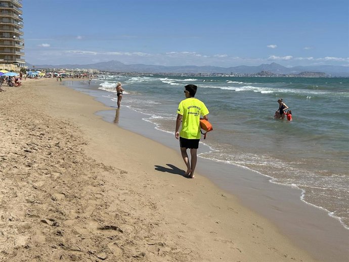 Un socorrista en una playa.