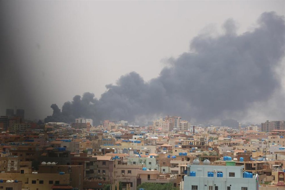 Archivo - Una columna de humo tras un bombardeo del Ejército de Sudán contra una posición de las paramilitares Fuerzas de Apoyo Rápido (RSF) en la capital, Sudán (archivo)