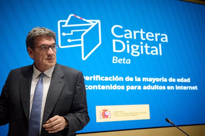 El ministro para la Transformación Digital y de la Función Pública, José Luis Escrivá, tras una rueda de prensa, en la sede del Ministerio, a 1 de julio de 2024, en Madrid (España). El ministro ha presentado los avances en el sistema de verificación de la